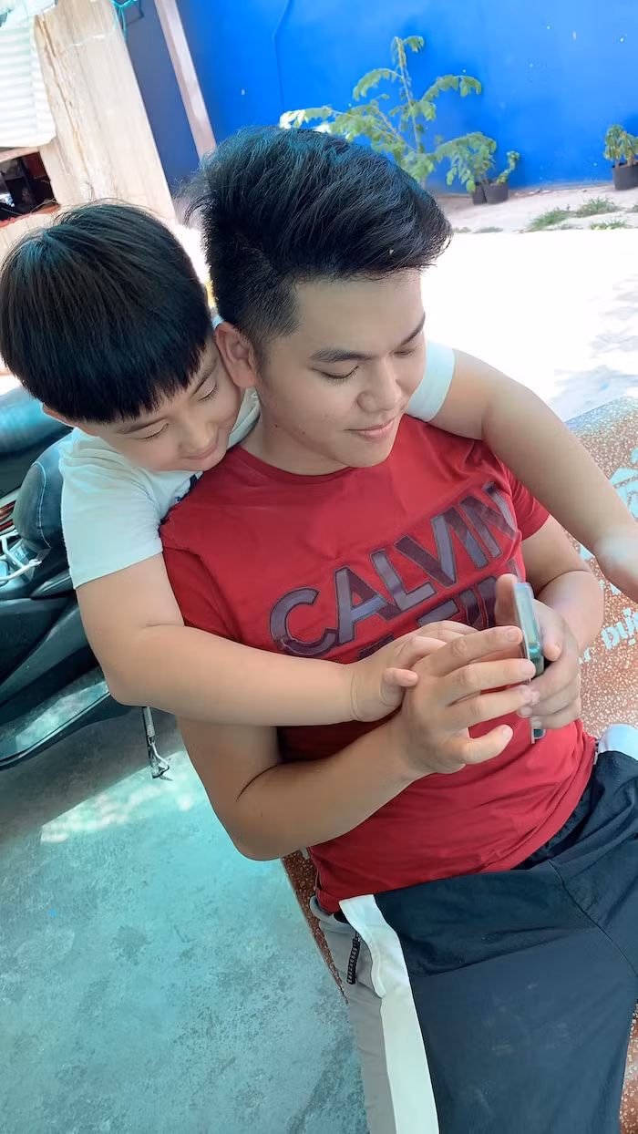 Con trai riêng của Lê Phương mua quà sinh nhật tặng bố dượng Trung Kiên - Hình 2 Con trai rieng cua Le Phuong mua qua sinh nhat tang bo duong Trung Kien-Hinh-2