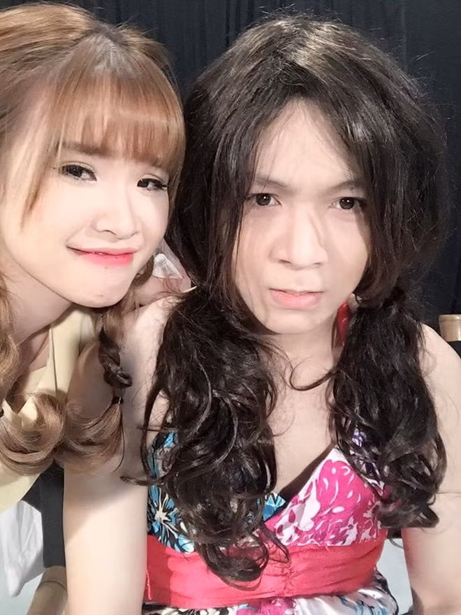 Mới đây, Khởi My đăng hình chồng đội tóc giả và váy hài hước để thông báo việc bị hack tài khoản xã hội. Trước sự lo lắng của người hâm mộ, nữ ca sĩ cho biết cô đang trong quá trình xử lý vụ việc.
