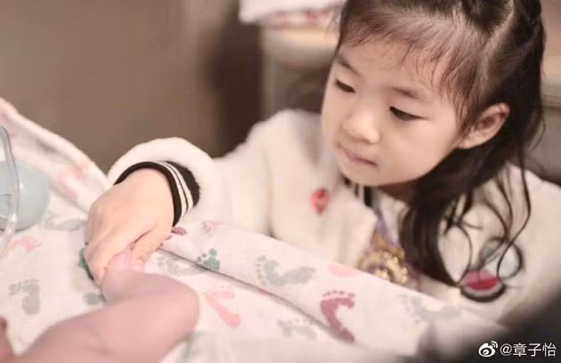 He lo hinh anh con trai moi sinh cua Chuong Tu Di-Hinh-2