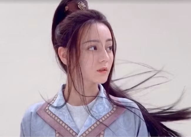 Ở bức ảnh đã qua chỉnh sửa, Địch Lệ Nhiệt Ba trông thần thái và cuốn hút hơn.
