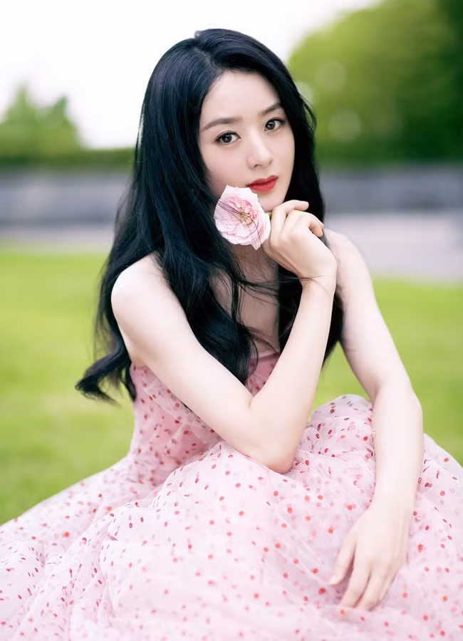 Tái xuất sau khi sinh con cho Phùng Thiệu Phong, Triệu Lệ Dĩnh thăng hoa từ nhan sắc đến sự nghiệp. Ngoài "Hữu Phỉ" năm nay người đẹp 8X còn tham gia bộ phim chính kịch "Hạnh phúc đến vạn gia".