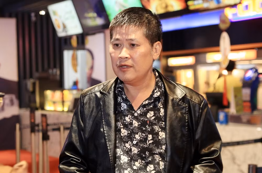 Không chỉ Hiệp Gà tham gia phim "Tiền nhiều để làm gì", bộ phim còn đánh dấu sự trở lại màn ảnh của nam diễn viên Phước Sang. Chia sẻ về lần trở lại này, anh cho biết anh không gặp nhiều khó khăn vì việc phối hợp cùng các bạn diễn trẻ đẹp như Hà Việt Dũng, Yaya Trương Nhi,... rất nhuần nhuyễn, khiến anh cũng bị cuốn theo mạch diễn. Bộ phim do đạo diễn Lưu Huỳnh cầm trịch ra mắt trên toàn quốc từ ngày 30/1/2020 (tức mùng 6 Tết).