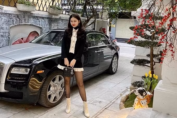 Hiện tại, nàng hậu cùng ông xã đại gia đang sinh sống trong một biệt thự kiến trúc lộng lẫy, có hồ bơi, sân vườn... Chốn lui về của gia đình Tú - Phương ở trung tâm Hà Nội nên thuận tiện di chuyển.