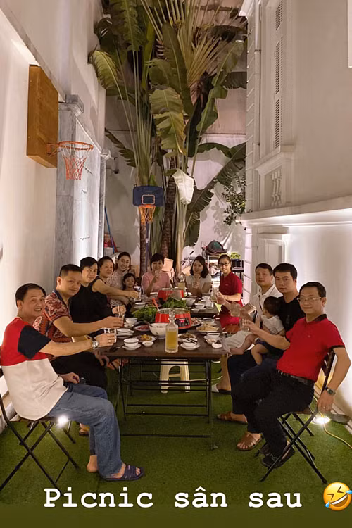Biệt thự có kiến trúc cổ điển, gam màu trắng chủ đạo. Tầng trệt là phòng khách rộng rãi, đủ diện tích cho gia đình hội họp, thậm chí cùng gói bánh chưng dịp Tết. Khuôn viên trước nhà đủ rộng để đậu chiếc siêu xe Rolls Royce.
