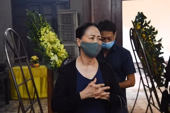 Nhiều nghệ sĩ như Xuân Bắc, Hoàng Dũng, Lan Hương, Đỗ Kỷ, Trọng Trinh, Như Quỳnh.... đã đến tiễn đưa NSND Trần Phương và chia buồn cùng gia đình.