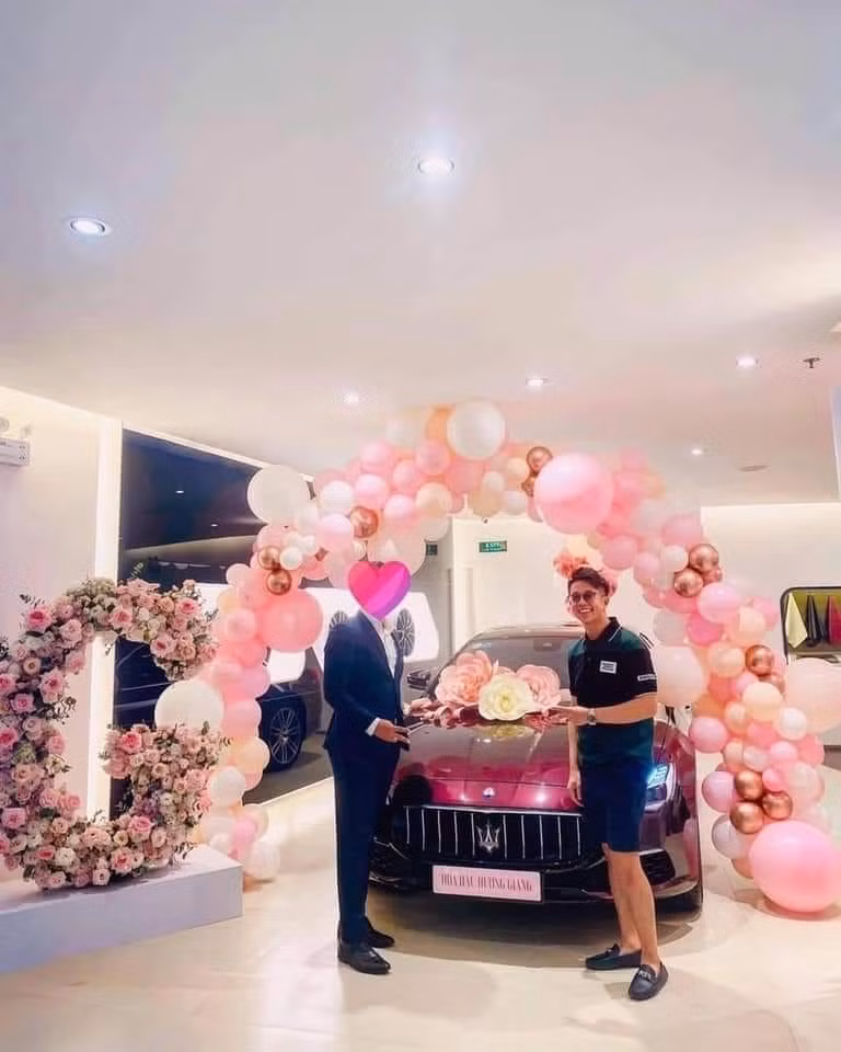 Trước đó, người đại diện thương mại cho thương hiệu xe hơi này tại Việt Nam chia sẻ hình ảnh chụp cùng doanh nhân Singapore, với bối cảnh tương tự. Người này viết về Matt Liu: "Chỉ cần người mình yêu thích là quyết định trong vòng một nốt nhạc. Thank you bro". Matt Liu bên chiếc Maserati Quattroporte GranLusso hơn 8 tỷ, bối cảnh tương đồng với hình ảnh Hương Giang chia sẻ. Khá thú vị, anh mặc chiếc áo hàng hiệu do Hương Giang mua tặng trong ngày đặc biệt.