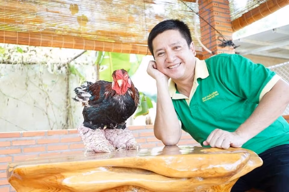 Nghệ sĩ Chí Trung đăng ảnh chụp cùng gà khi ghé thăm một trang trại. Anh than phiền bị nhiều cuộc gọi lạ làm phiền mấy ngày qua.