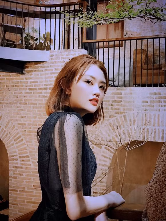 Bảo Trân là cái tên khá lạ với khán giả. Cô và chị gái song sinh thành lập nhóm nhạc Gemini.