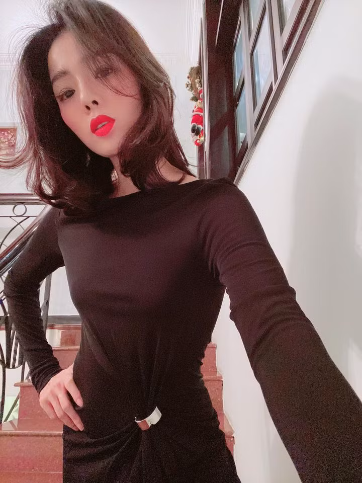 Cô chăm chỉ tập luyện giữ vóc dáng. Trước đó, nữ ca sĩ tiết lộ cân nặng hiện tại là 45kg.