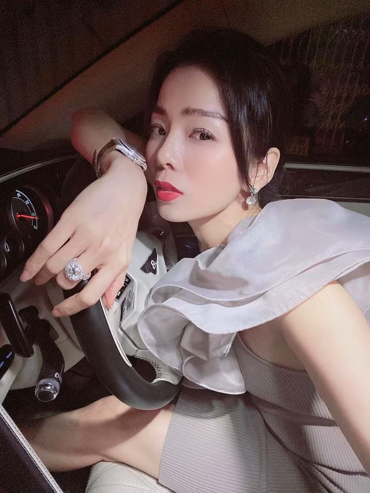 Giữa tin đồn hôn nhân rạn nứt cùng loạt ảnh thân mật bên trai trẻ, Lệ Quyên chọn cách im lặng, phớt lờ. Thay vào đó, cô liên tục "thả thính" chăm khoe ảnh trên trang cá nhân.