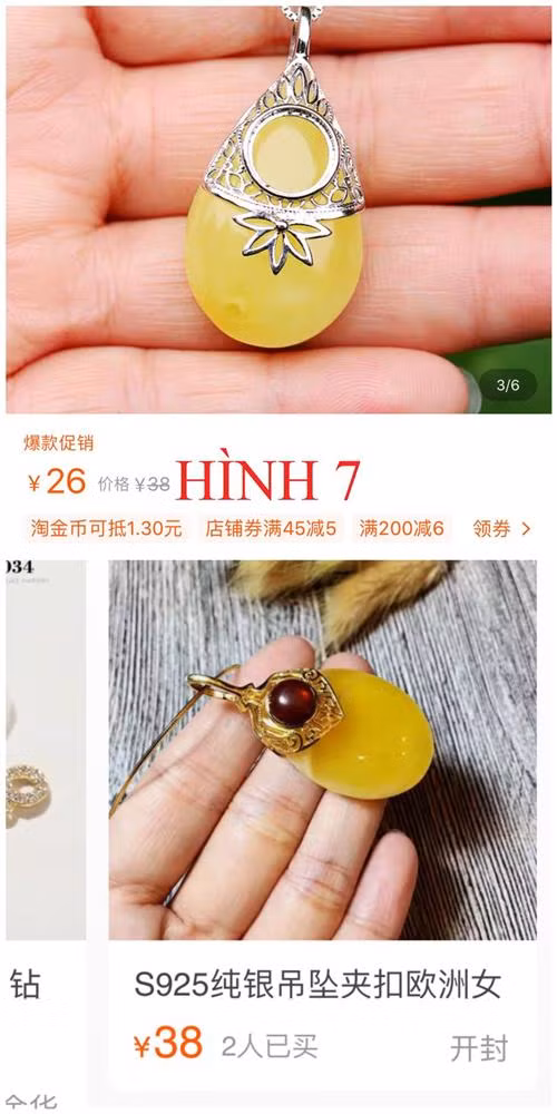 Còn mẫu trang sức này nếu là hàng bình dân thì chỉ hơn 100.000 đồng là mua được. Đây không phải lần đầu tiên, vợ cũ Huy Khánh bị tố bán hàng "không có tâm". Tuy nhiên, đỉnh điểm nhất là việc Sở Thông tin - Truyền thông TP.HCM ra quyết định xử phạt Lương Hoàng Anh 12,5 triệu đồng vì tung tin tỏi Lý Sơn nhiễm thuốc trừ sâu nhằm đội giá tỏi cô đang bán trên Facebook cá nhân. Xem video "Huy Khánh: Ngoài đời nhút nhát, không giỏi cưa gái". Nguồn VTC14: