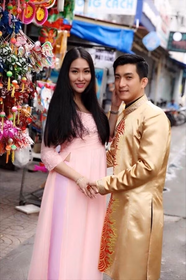 Năm 2014 nữ diễn viên "Cô gái xấu xí" công khai mối tình với bạn trai Nguyễn Bảo Duy trẻ hơn 2 tuổi. Bảo Duy từng lập gia đình và đã ly dị. Cùng năm họ kết hôn và đến tháng 2/2016 hai người có con trai. Tuy nhiên, sau đó vì nhiều lý do, Phi Thanh Vân quyết định chia tay chồng 2.