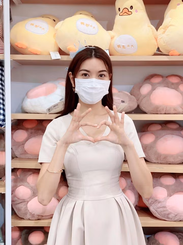 Thúy Vân cũng chia sẻ cách phòng tránh virus corona trong tình hình bệnh dịch đang nghiêm trọng. Cô chia sẻ: "Sức khoẻ của chính mình là quan trọng nhất, phòng bệnh hơn chữa bệnh các bạn nhé".