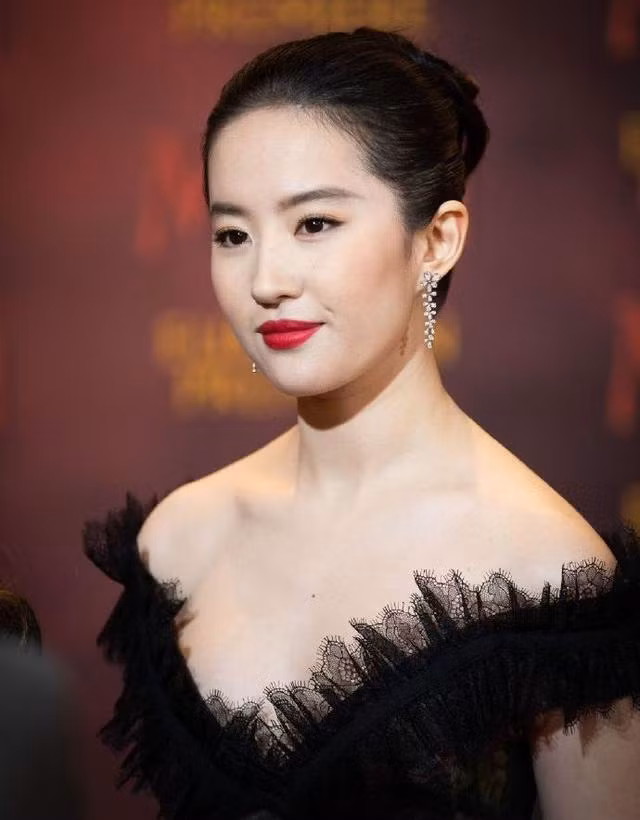 Già, béo là những tính từ mà cư dân mạng gán cho Lưu Diệc Phi trong thời gian gần đây. Không cần nói cũng đủ hiểu đối với một nữ minh tinh từng được người hâm mộ ca tụng, tung hô là "đại mỹ nhân" thì những ngôn từ này đã gây đả kích như thế nào.