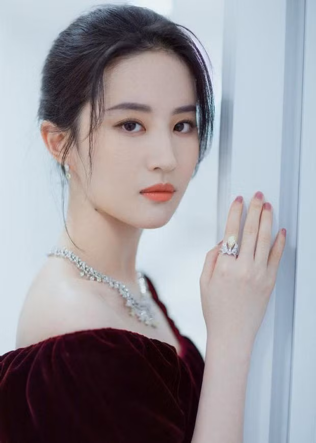 Hoài niệm lại trước đây, Lưu Diệc Phi luôn luôn góp mặt trong danh sách những mỹ nhân đẹp nhất của làng giải trí Hoa ngữ ngữ. Nhưng giờ đây, khi mà Dương Mịch, Angela Baby và những tiểu hoa đán cùng thời càng ngày càng đẹp mặn mà, sắc sảo thì người đẹp lại thụt lùi phía sau.