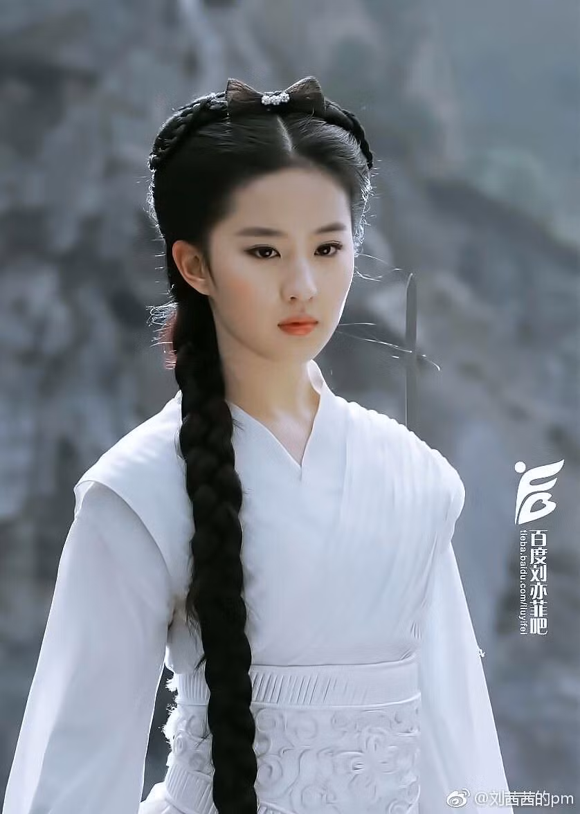 Hình ảnh nàng Tiểu Long Nữ đẹp thuần khiết năm xưa đã mang đến cho Lưu Diệc Phi danh hiệu "Thần tiên tỷ tỷ" cũng như trở thành một trong những nữ diễn viên có tạo hình cổ trang đẹp nhất của màn ảnh Hoa ngữ.
