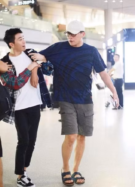 Lưu Diệp từng có một pha hết hồn khi vội vã xô nam diễn viên Du Hạo Minh ở sân bay vì tưởng fan cuồng.