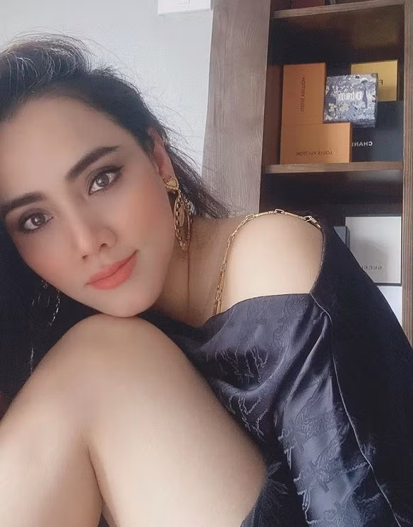Diễn viên Trang Nhung chia sẻ: "Chồng chụp cho con ảnh, chồng bảo vợ béo ra nhìn xinh hơn nè , nhìn giống Baifern nè. Cũng may bảo giống ngay em diễn viên Thái mình thích không thì tình vợ chồng chắc có bền lâu".