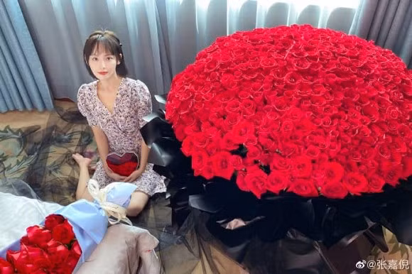 Su that nga ngua Duong Mich duoc tinh tre tang 999 doa hong-Hinh-3