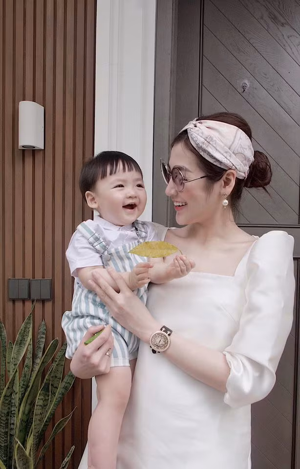 Tú Anh không hổ với danh hiệu "gái một con trông mòn con mắt".