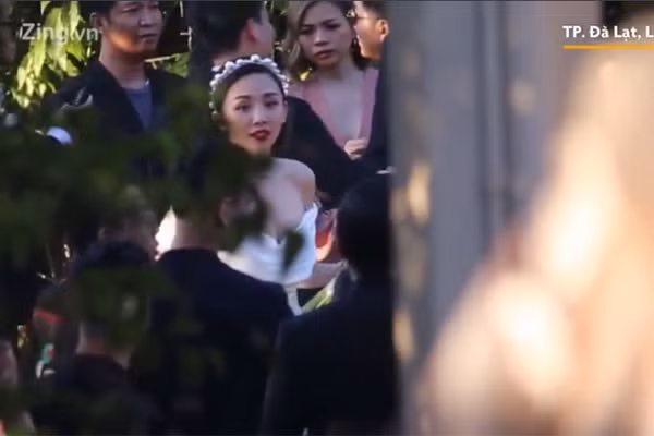 Tóc Tiên xuất hiện trong váy cưới cúp ngực đơn giản và gợi cảm. Cô đeo băng đô trên đầu với hình dáng khá xinh xắn.