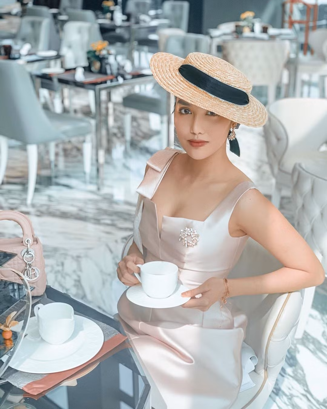 Siêu mẫu Lan Khuê mặc sành điệu uống trà chiều. Cô viết: "Nhìn nhã vậy chứ để được tấm hình này hậu trường cũng loạn lắm".
