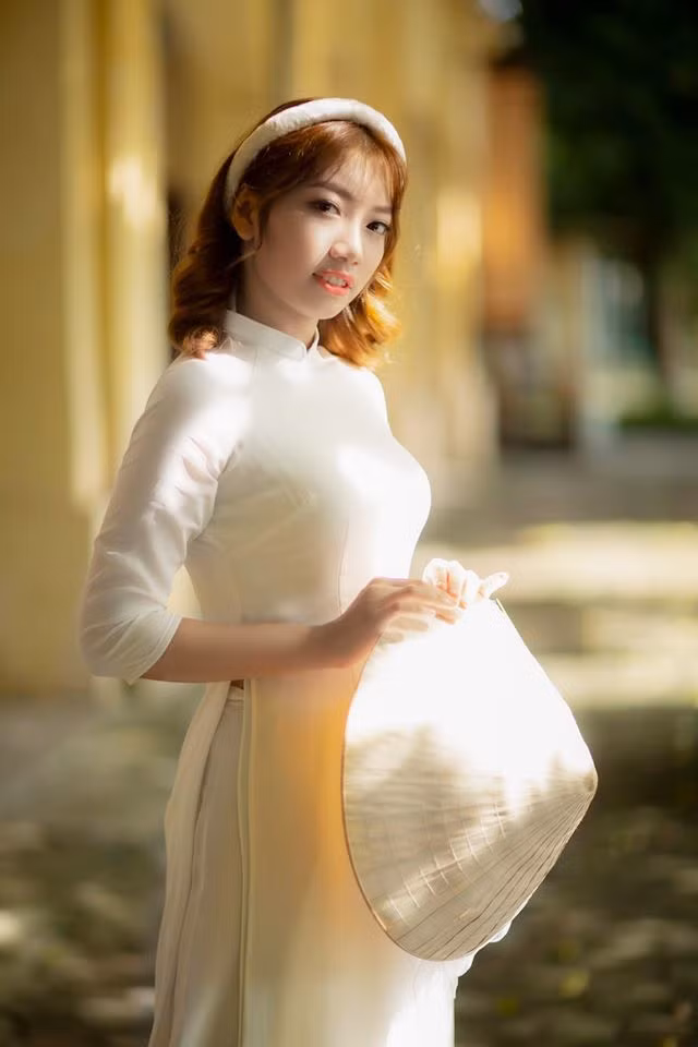 Ban tổ chức Hoa hậu Việt Nam 2020 công bố thêm một số thí sinh mới, trong đó có Chayxamlet Vatsana. Cô gái có bố là người gốc Lào, mẹ là người Việt. 10X sống cùng gia đình tại Hải Phòng.