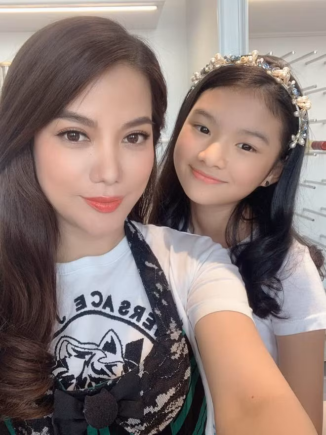 Diễn viên Hương Ga cho biết dù lịch làm việc bận rộn vẫn sắp xếp để có thể về nhà với con mỗi ngày. Cô cũng nói thêm con gái thích vào bếp cùng mẹ mỗi lúc rảnh rỗi.