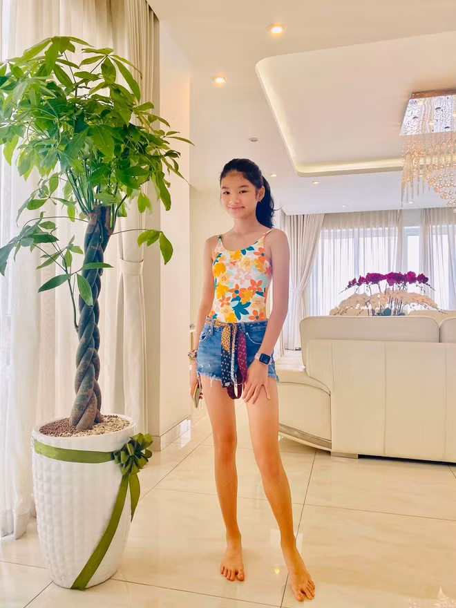 Trên trang cá nhân, hôm 28/6, nam diễn viên Đập cánh giữa không trung khoe ảnh chụp con gái trong dịp kết thúc lớp 6 và ngày Gia đình Việt Nam. Dù chỉ mới 12 tuổi, Bảo Tiên đã sở hữu đôi chân dài thẳng tắp và vẻ ngoài xinh xắn ra dáng thiếu nữ.