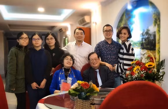Ban trai Thu Quynh lo dien, cap doi con dua nhau ve ra mat gia dinh?