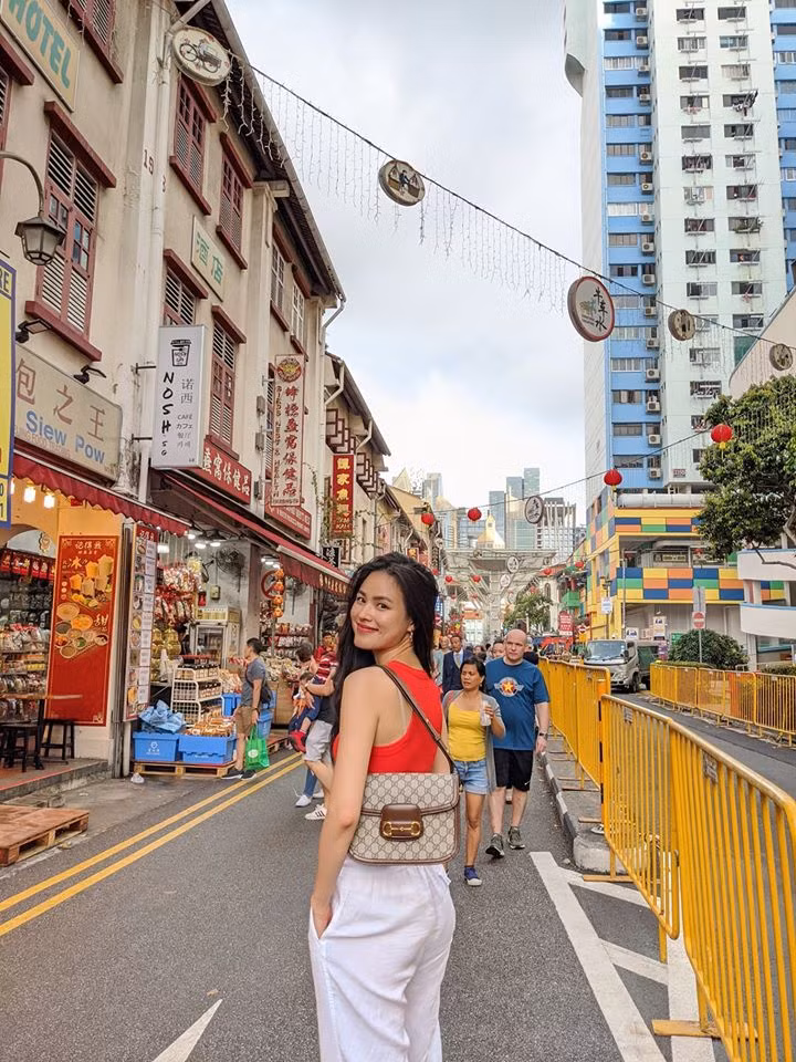 Cô chăm đi du lịch ở nhiều quốc gia trên thế giới. Người đẹp vui vẻ, rạng rỡ tạo dáng trước ống kính. Tuyết Lan được biết đến nhiều sau khi giành vị trí á quân Vietnam’s Next Top Model 2010.