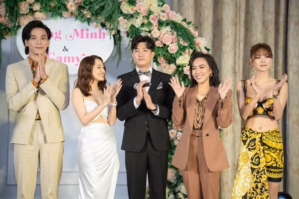 "Thoát ế" sẽ bấm máy trong thời gian tới và dự kiến ra mắt khán giả vào tháng 12/2020.