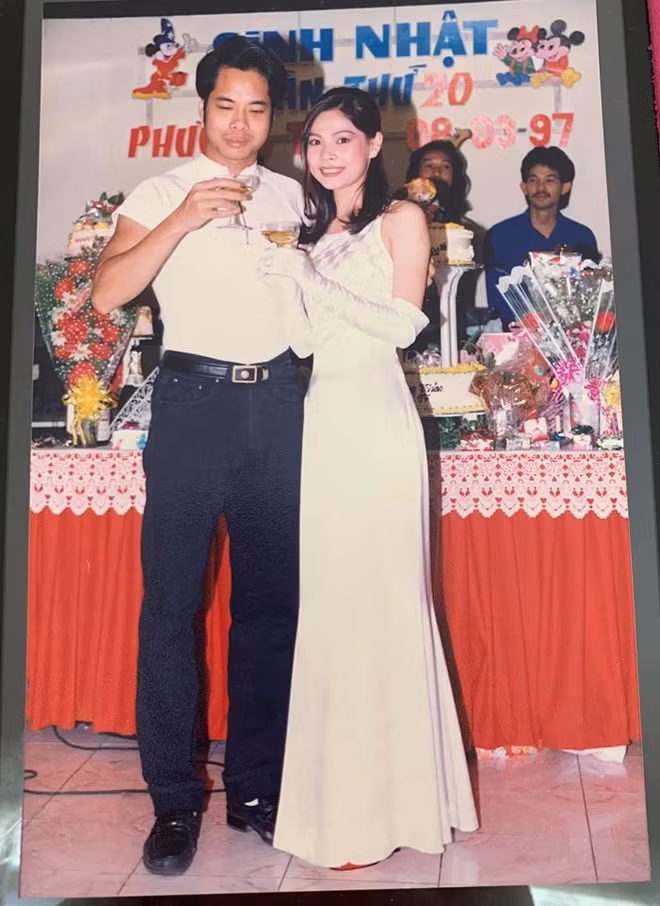 Bữa tiệc đánh dấu mốc trưởng thành của giọng ca sinh năm 1977 có sự góp mặt của người thân trong gia đình, bạn bè và một số nghệ sĩ. Đặc biệt, ca sĩ Ngọc Sơn cũng đến để chúc mừng sinh nhật đàn em.