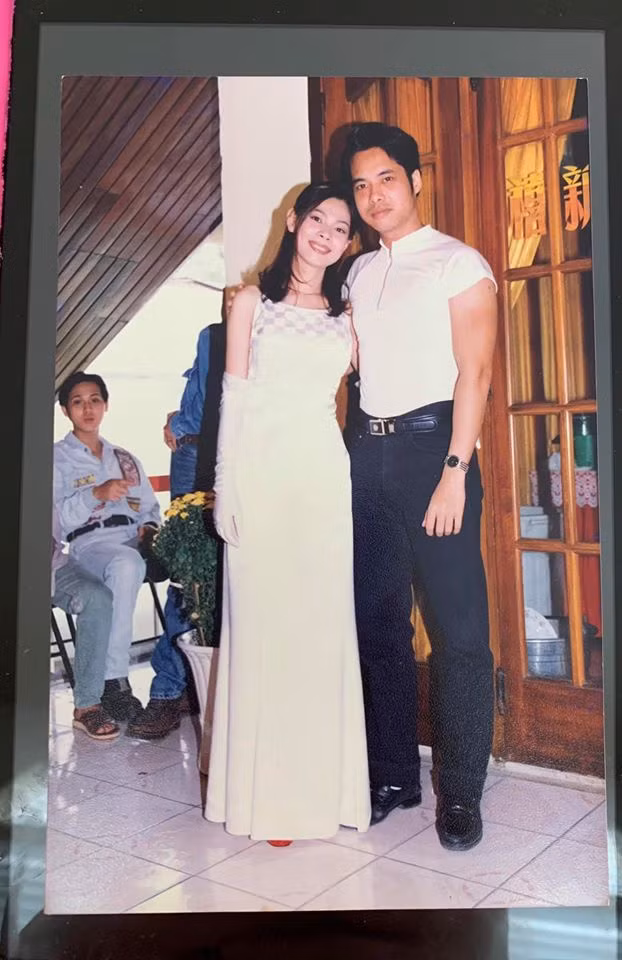 23 năm về trước, giọng ca Tình cha có vẻ ngoài lịch lãm, phong trần. Anh diện áo phông trắng, quần jeans và đi giày tây. Dưới phần bình luận, khán giả dành nhiều lời khen cho vẻ ngoài của cặp sao thời trẻ.