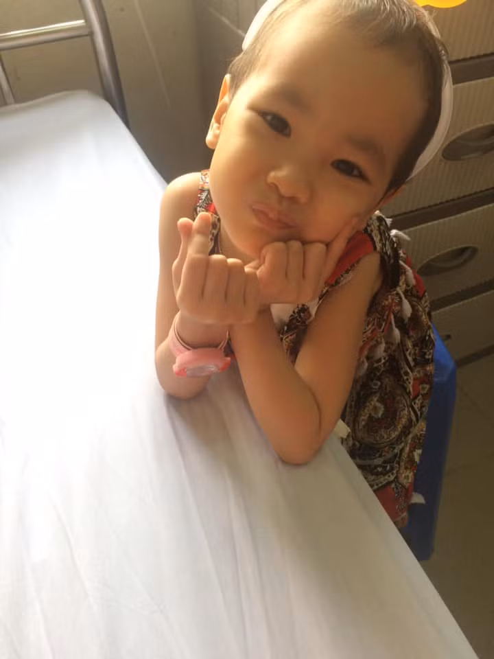 Dù mang trong mình căn bệnh hiểm nghèo nhưng Hà My luôn vui tươi, dũng cảm. Em còn động viên mẹ cùng cố gắng. Ảnh: FB