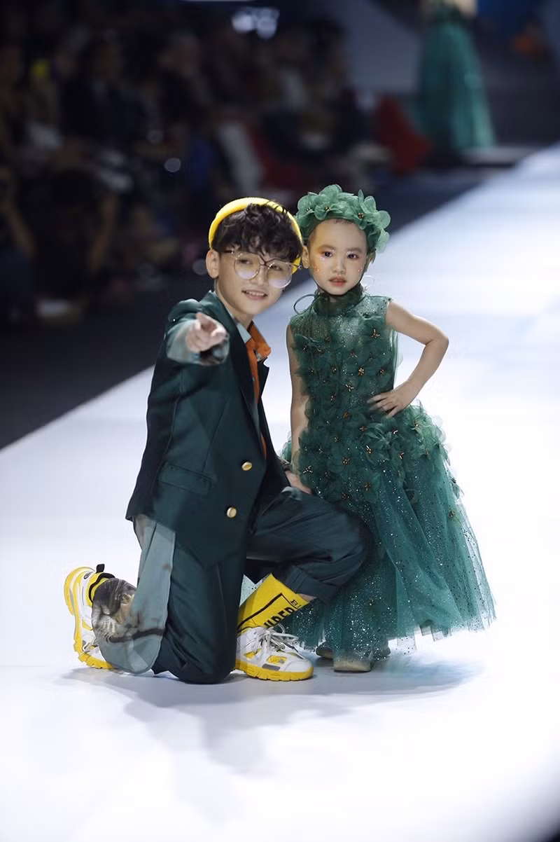 Hình ảnh cô nhóc 4 tuổi phải đeo túi truyền dịch khi sải bước trên sàn diễn thời trang trong show của NTK Thảo Nguyễn khiến nhiều người rơi nước mắt. Ảnh: Vietnamnet