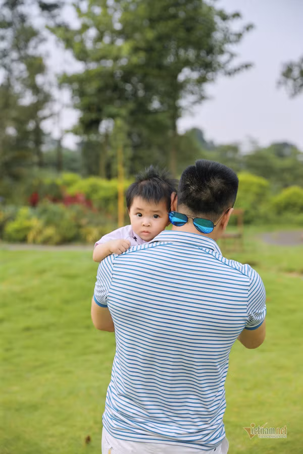 Thế nhưng qua cách Tự Long thường xuyên đăng ảnh vợ con lên trang cá nhân, dành cho vợ những cử chỉ ân cần, ngọt ngào... đủ thấy anh là người chồng chăm lo, quan tâm tới gia đình.