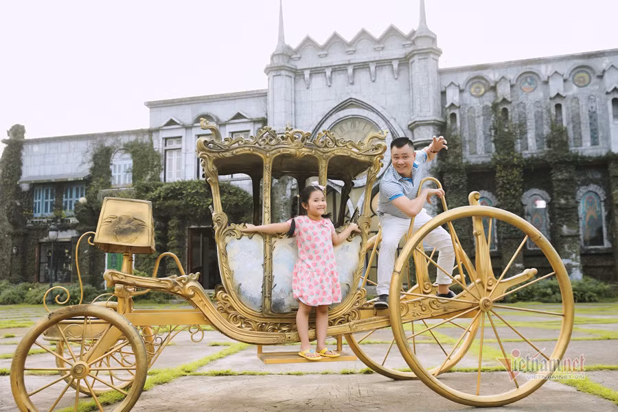 Con gái lớn của Tự Long năm nay 5 tuổi, ở nhà thường được gọi với tên thân mật là bé Táo. Ngay từ nhỏ, bé đã được nhiều người nhận xét là sở hữu gương mặt rất giống bố.