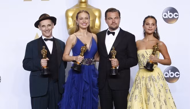 Oscar 2016 và bê bối phân biệt chủng tộc: Lễ trao giải thưởng điện ảnh Oscar lần thứ 88 vấp phải làn sóng chỉ trích và tẩy chay nặng nề từ phía các diễn viên lẫn người hâm mộ. Theo đó, danh sách 20 cái tên được đề cử cho các hạng mục diễn xuất đều thuộc về diễn viên người da trắng. Khán giả cũng dễ dàng nhận ra điều này đã xảy ra ở năm trước đó.