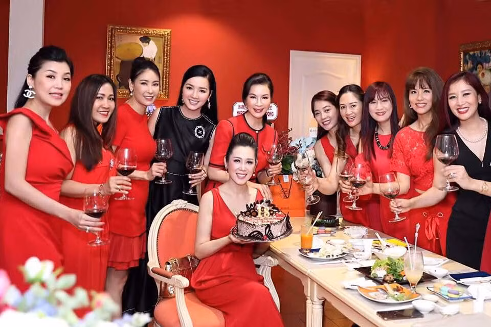 Người đẹp rất thân với hoa hậu Giáng My, Hà Kiều Anh và các người đẹp cùng thời khác.