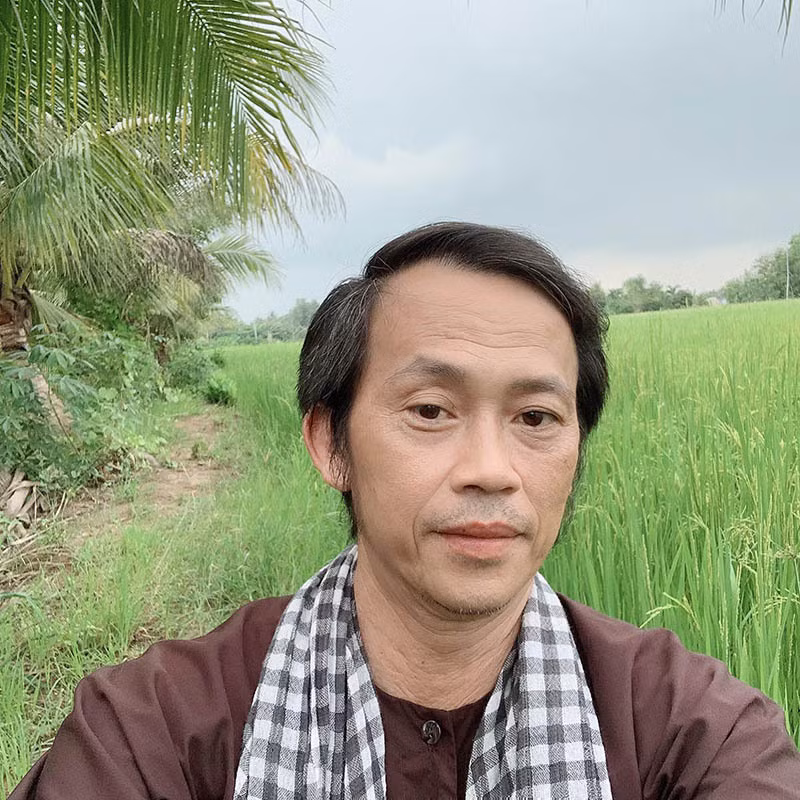 Hoai Linh chuan nong dan mac ao ba ba ra tham ruong lua