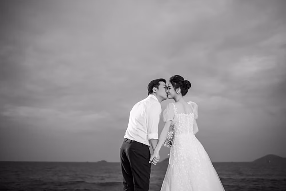 Đến cuối tháng 8 năm đó Trường Giang mới tiết lộ ngắn gọn về lễ cưới: “Đúng như Nhã Phương đã chia sẻ hôm nay, sau thời gian dài chuẩn bị, được sự đồng ý của hai gia đình, trong tháng 8, chúng tôi sẽ làm lễ đính hôn. Đám cưới diễn ra vào tháng 9. Trường Giang cùng Nhã Phương mong nhận được sự chúc phúc của mọi người”.