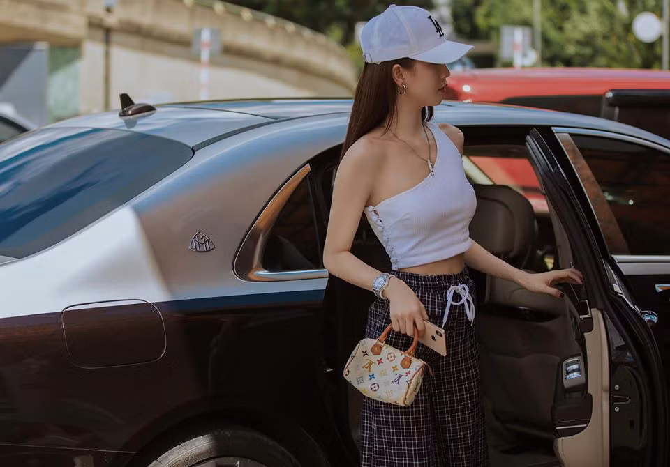 Với thu nhập khủng từ việc kinh doanh và hoạt động nghệ thuật, Ngọc Trinh đang tận hưởng cuộc sống xa hoa, có nhà 24 tỷ, xe sang, mua sắm hàng hiệu chẳng tiếc tay...