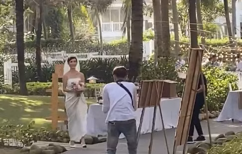 Khoảnh khắc Xuân Lan diện váy cưới tiến vào khu vực tổ chức hôn lễ. Cô diện váy cưới của NTK Đỗ Mạnh Cường trong ngày vu quy.