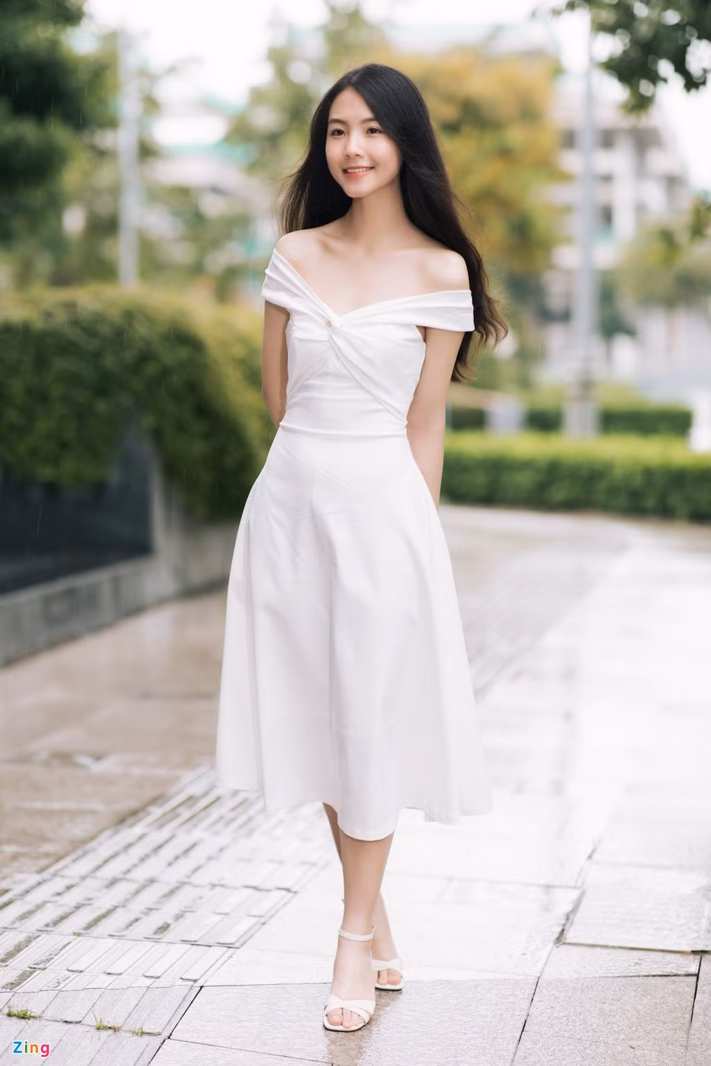 "Linh bằng tuổi tôi. Khi đăng quang Miss World Vietnam, cô ấy cũng rất bỡ ngỡ nhưng nhanh chóng thích nghi và đang làm rất tốt vai trò của mình".