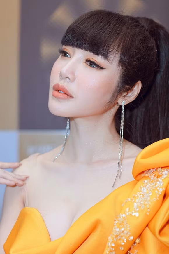Đồng thời tại đây, Elly Trần cũng đã thẳng thắn khi thừa nhận cô sụt cân nhiều do có nhiều vấn đề phải suy nghĩ và một phần do áp lực công việc. Tuy nhiên, Elly Trần cũng cho biết: "Tôi sẽ cố gắng lấy lại cân bằng để fan không phải lo lắng nữa".