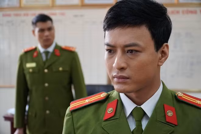 Một trong những gương mặt nổi bật của dòng phim Cảnh sát hình sự là diễn viên Lê Hồng Đăng. Năm 2008, khi 24 tuổi, nam diễn viên khiến khán giả bất ngờ khi kết hôn. Cả hai đã có gần 10 năm quen biết trước khi nên duyên vợ chồng. Bà xã của Hồng Đăng hiện kinh doanh tại Hà Nội.