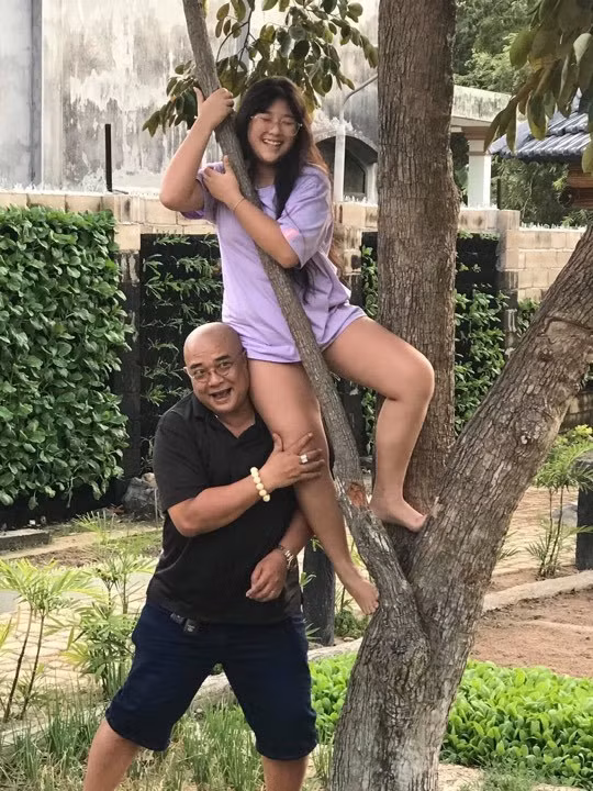 Cả gia đình NSND Hồng Vân có mặt tại đây. Nữ nghệ sĩ còn chia sẻ video đạp xe cùng con gái út để... giảm cân.