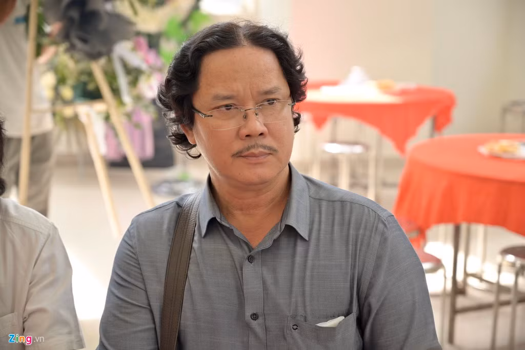 Trong dàn nghệ sĩ đến viếng Chánh Tín hôm nay còn có diễn viên Công Hậu. Sau khi thắp hương, anh ngồi một góc, lặng lẽ nhìn di ảnh nam nghệ sĩ.