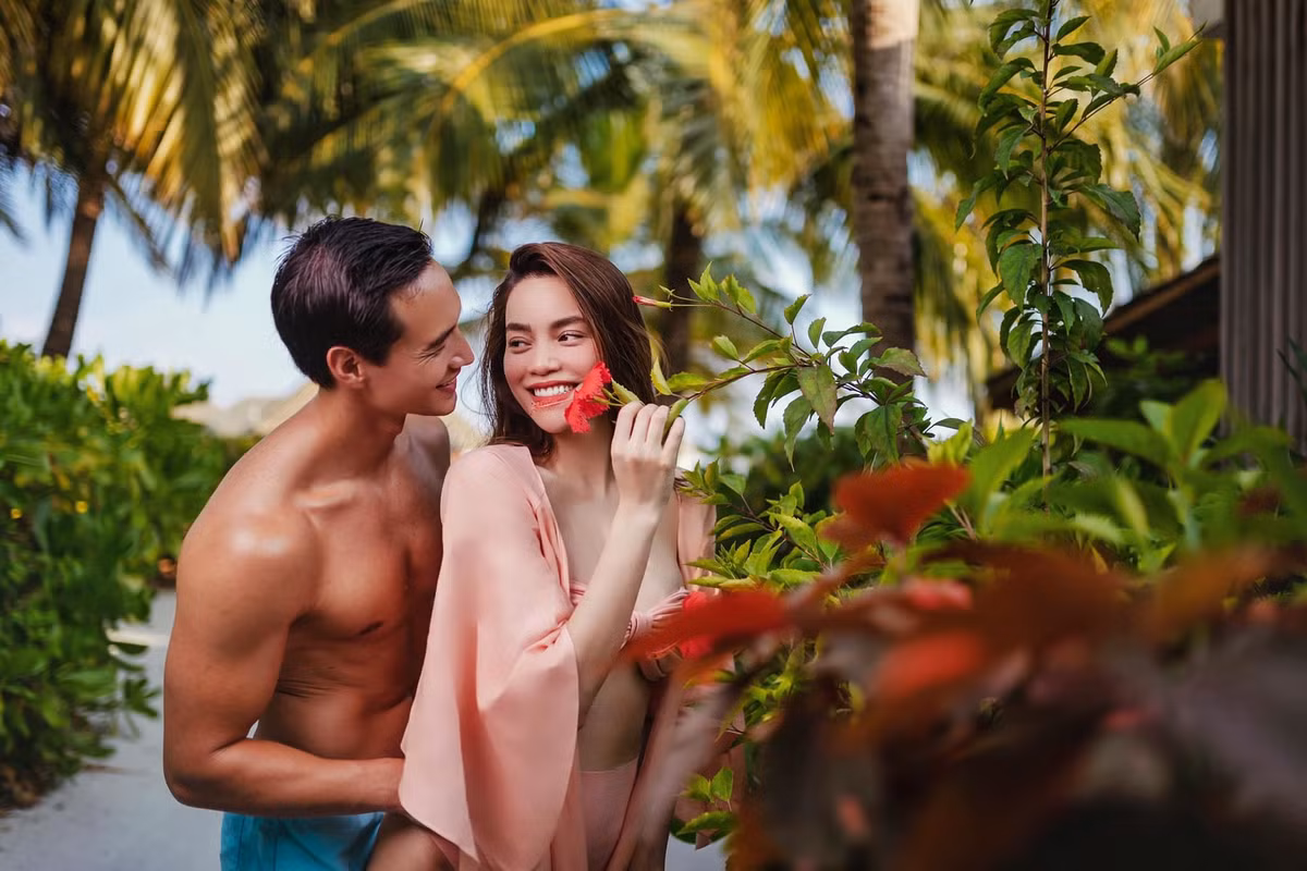 "2 đứa ngồi nghĩ thiệt ra mỗi người còn bao nhiêu giờ sống không ai biết, thế nên sống thật sự được sống, tận hưởng theo cách nào cũng được miễn vui. Lần này quyết định đúng khi không mất thời gian suy nghĩ nhiều đến khu vui chơi này", Hồ Ngọc Hà chia sẻ.